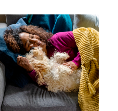 djurförälder som myser med sin hund